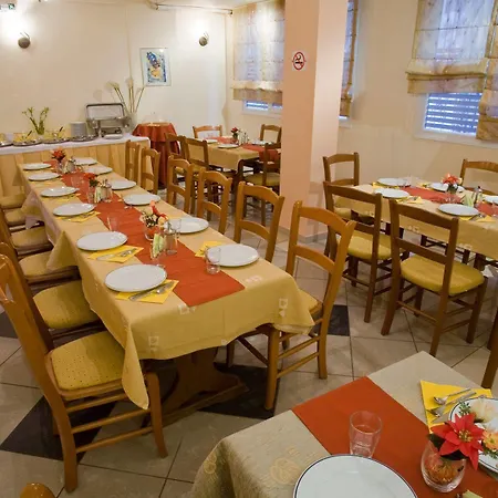阿克罗珀酒店 3* Paralía