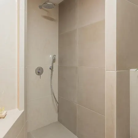 Hotel Akropol 3*